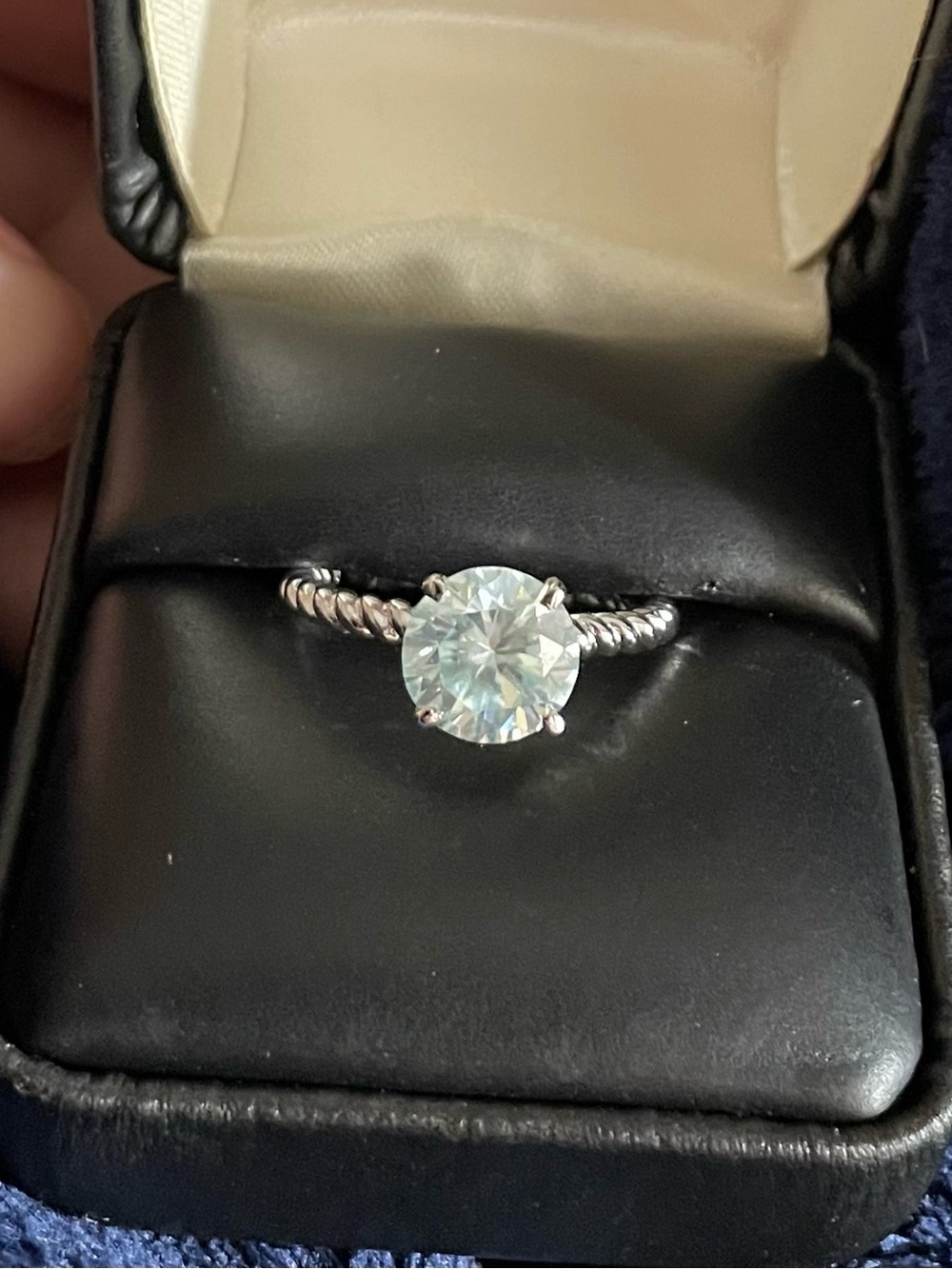 Sparkling  Certified 1.0 Carat Round Brilliant Cut Moissanite Diamond Ring